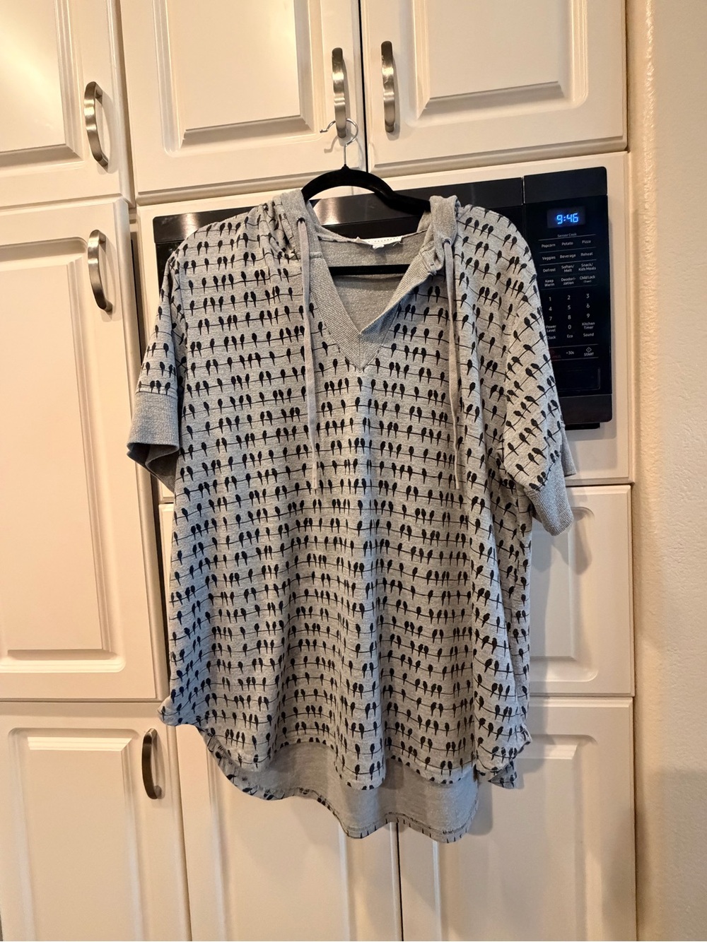 Jane and Delancey Light Gray Short-Sleeve Hooded Knit Top with Black Pattern